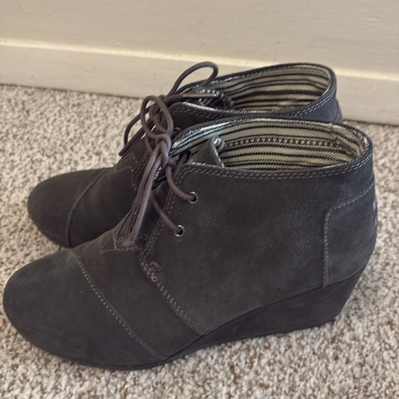 Tom’s worn once laced suede gray boots. Nice wedge ankle boots. - Picture 3 of 5